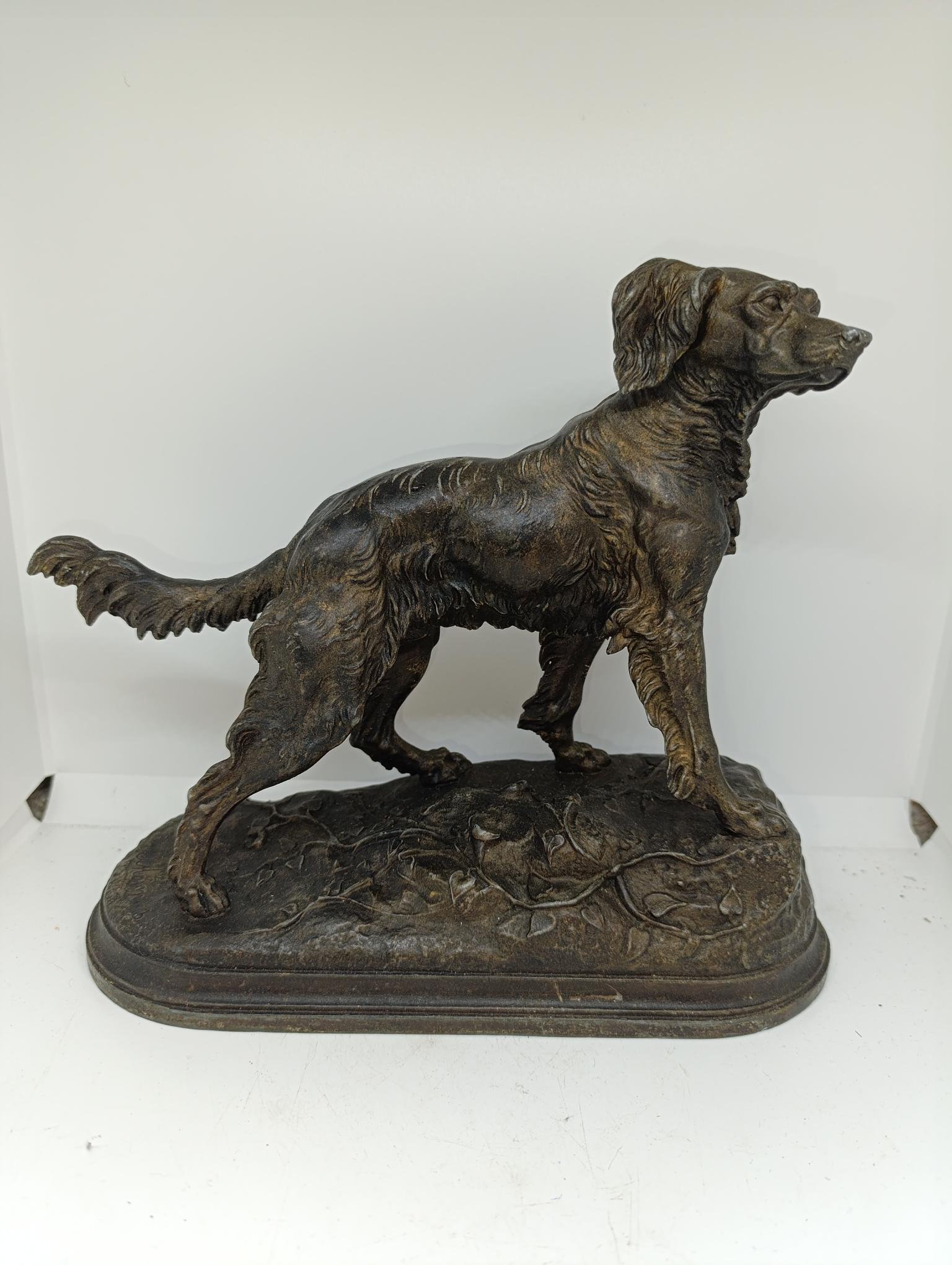 Sculpture ancienne représentant un chien de chasse