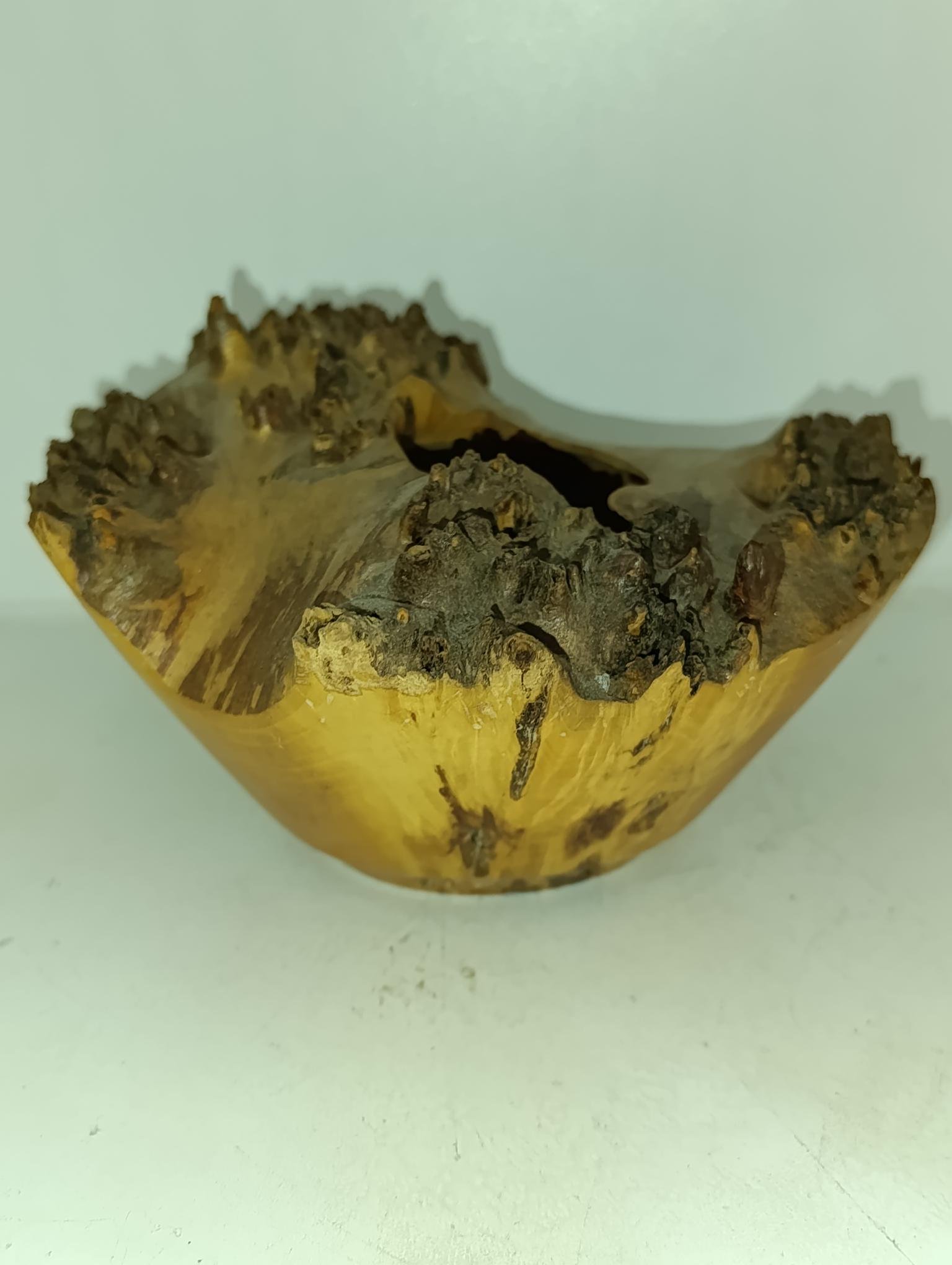 Coupe rustique en bois tourné avec bord naturel