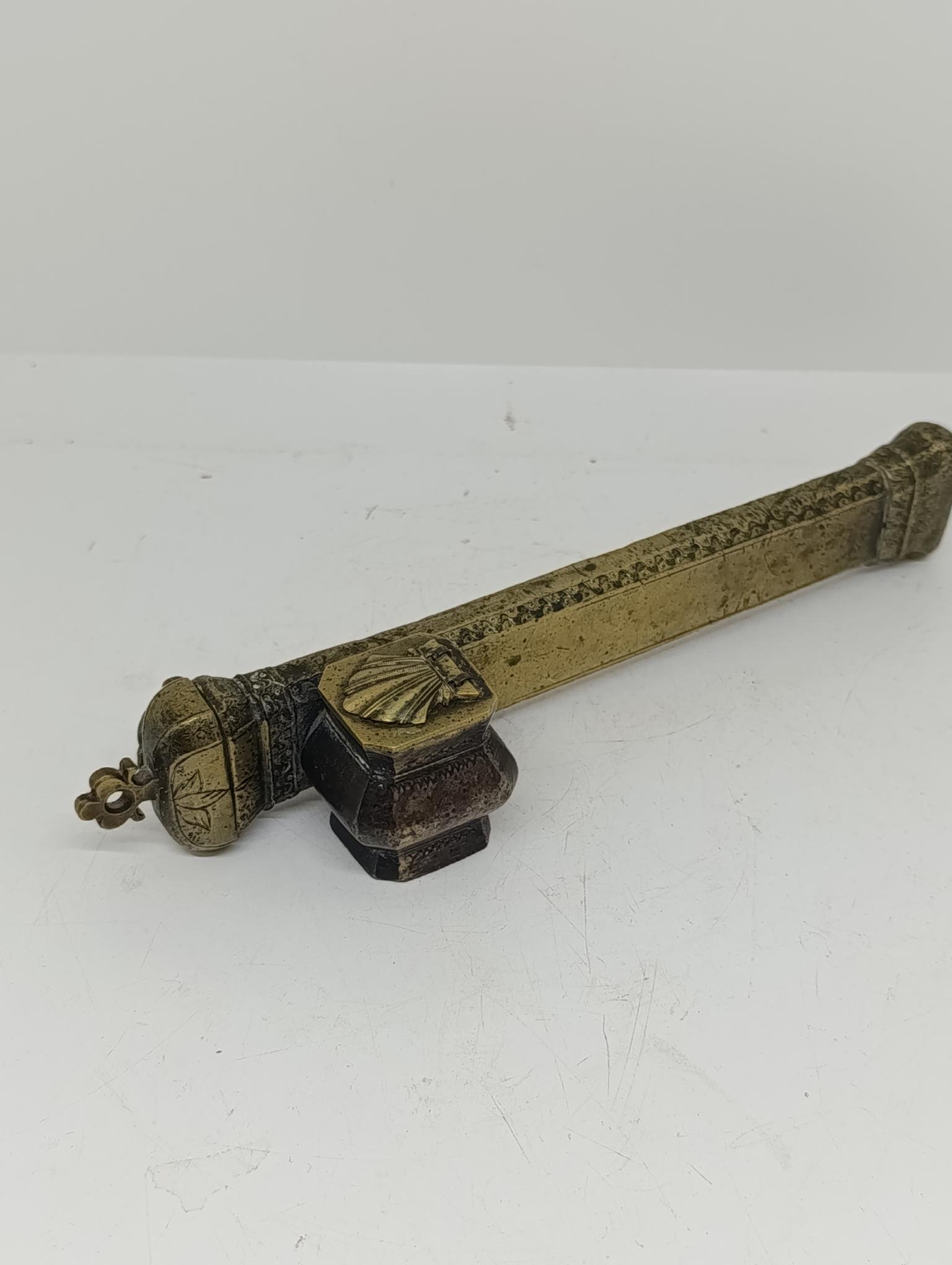 Objet décoratif ancien en métal doré avec petit encrier