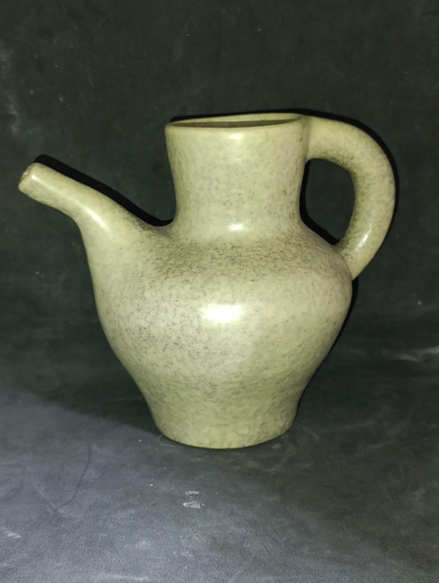 Petit pichet vintage en grès vert moucheté