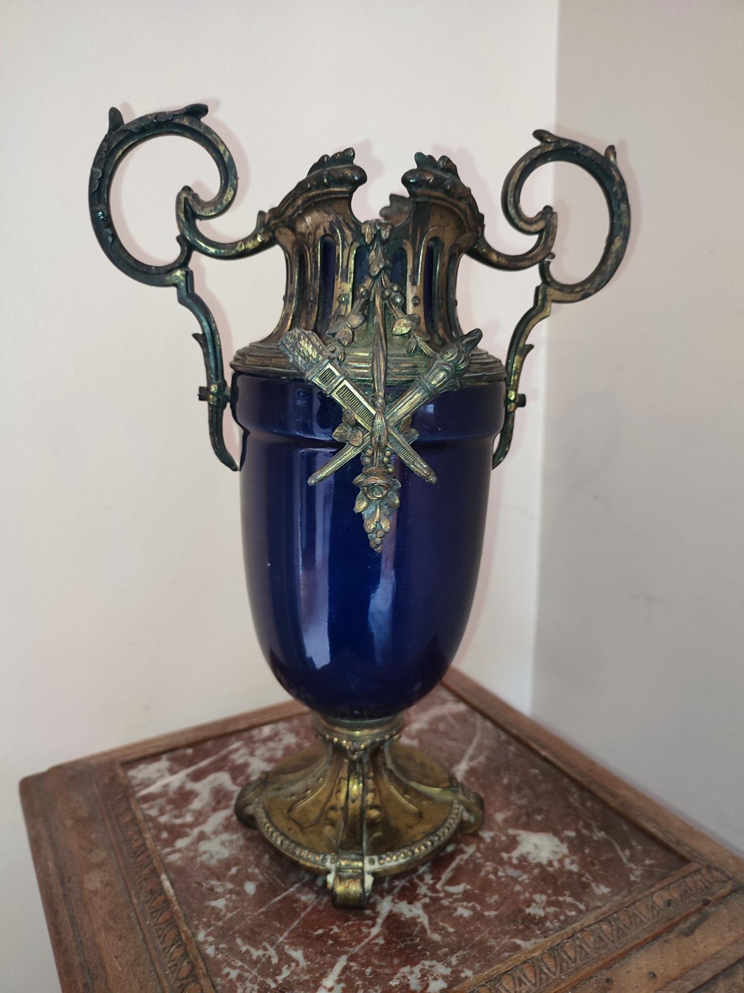 Vase bleu avec monture en métal ouvragé