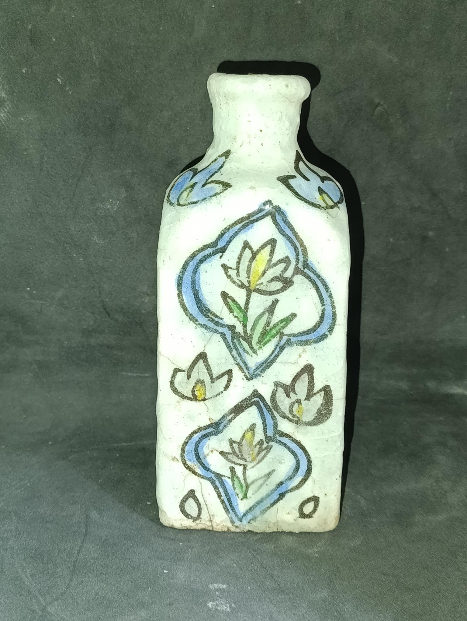 Petit vase en céramique à décor floral de style Iznik
