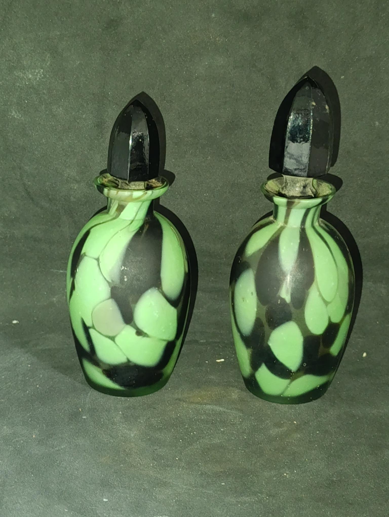 Paire de flacons en verre vert marbré et noir