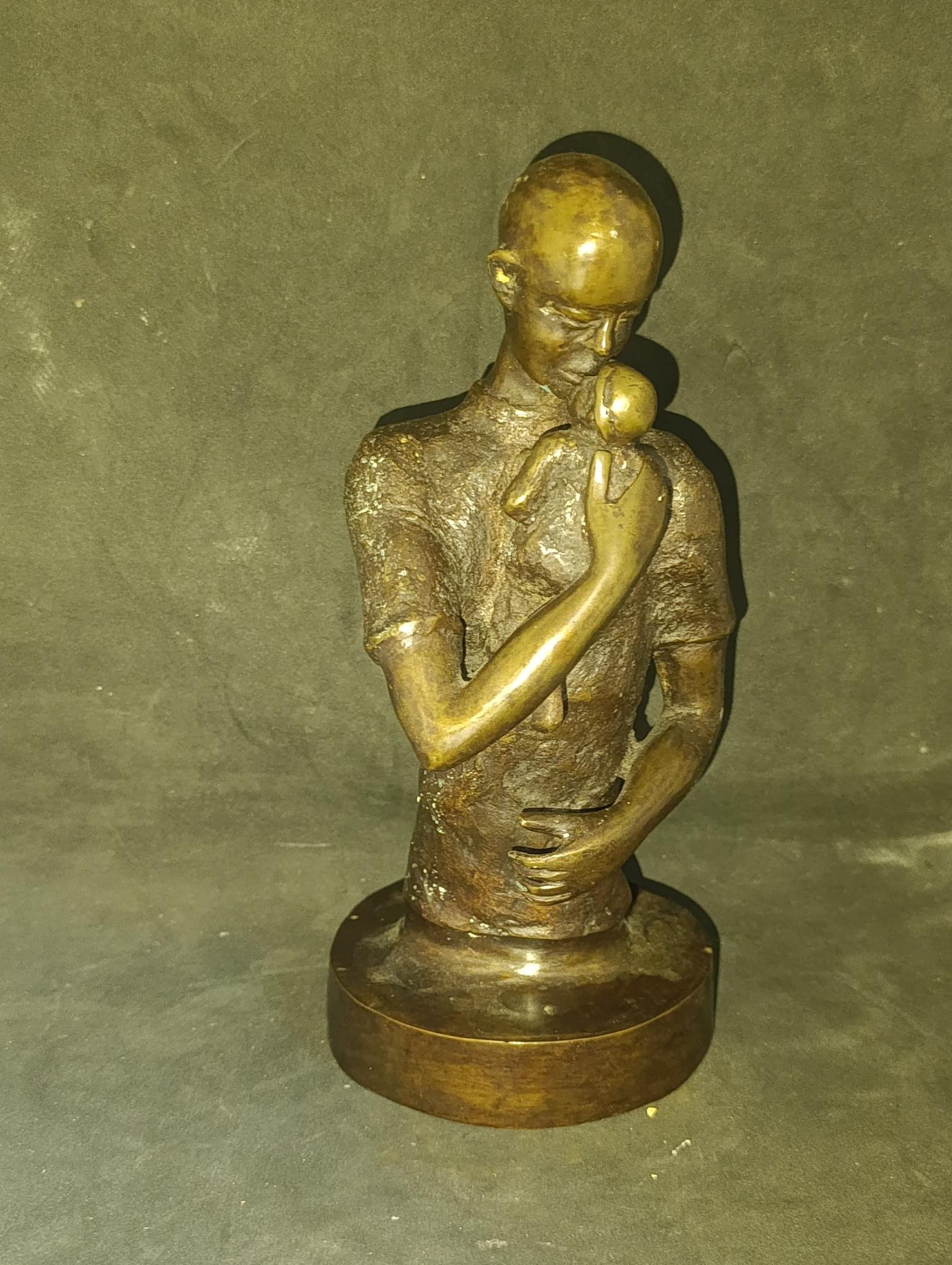 Sculpture en bronze stylisée représentant une maternité