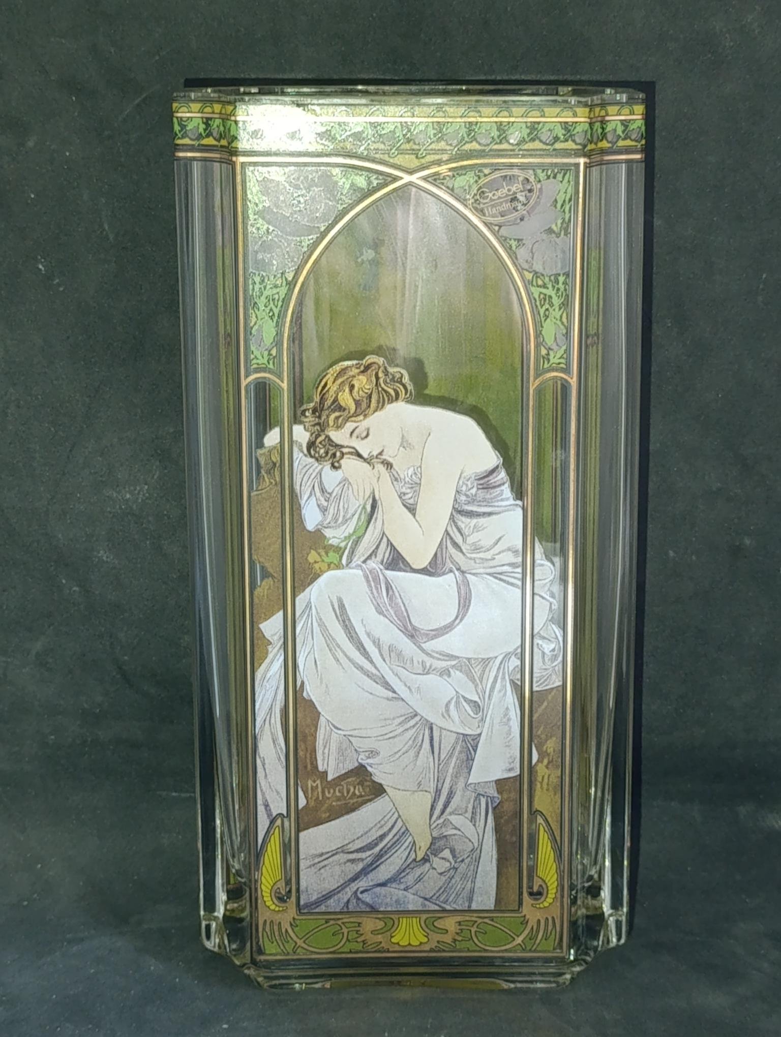 Vase en verre avec décor inspiré d'Alphonse Mucha