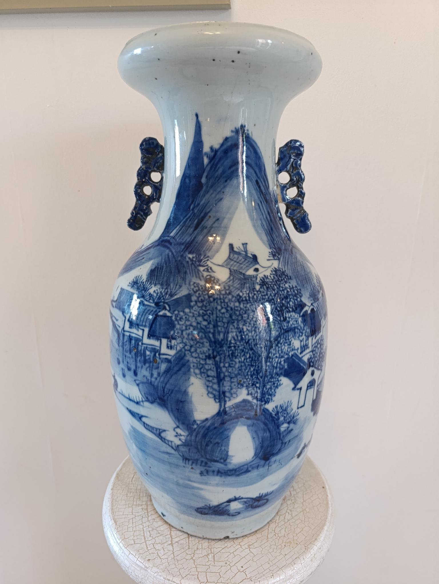 Grand vase chinois ancien bleu et blanc à décor de paysage