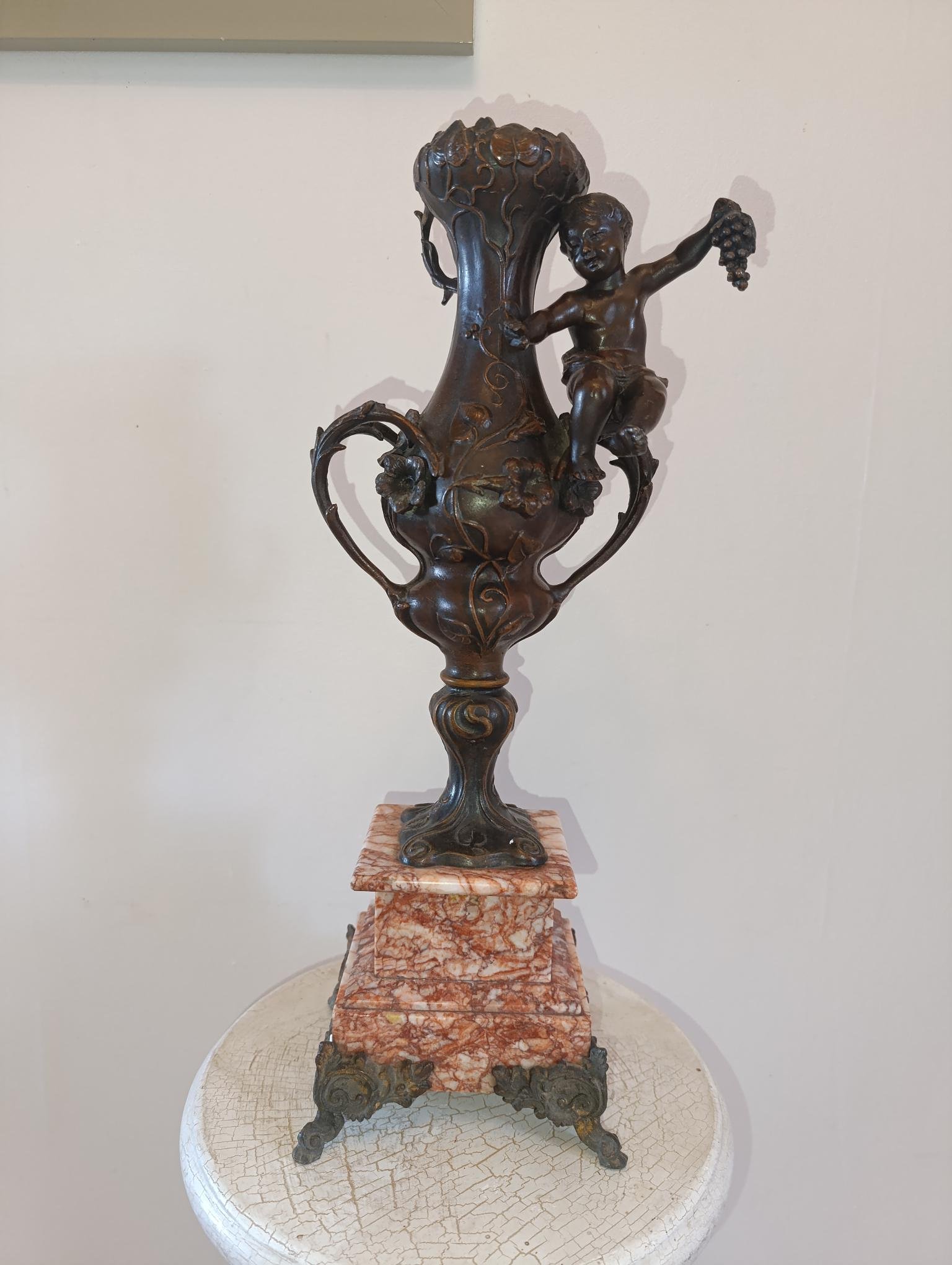 Vase sculptural ancien avec enfant et décor végétal