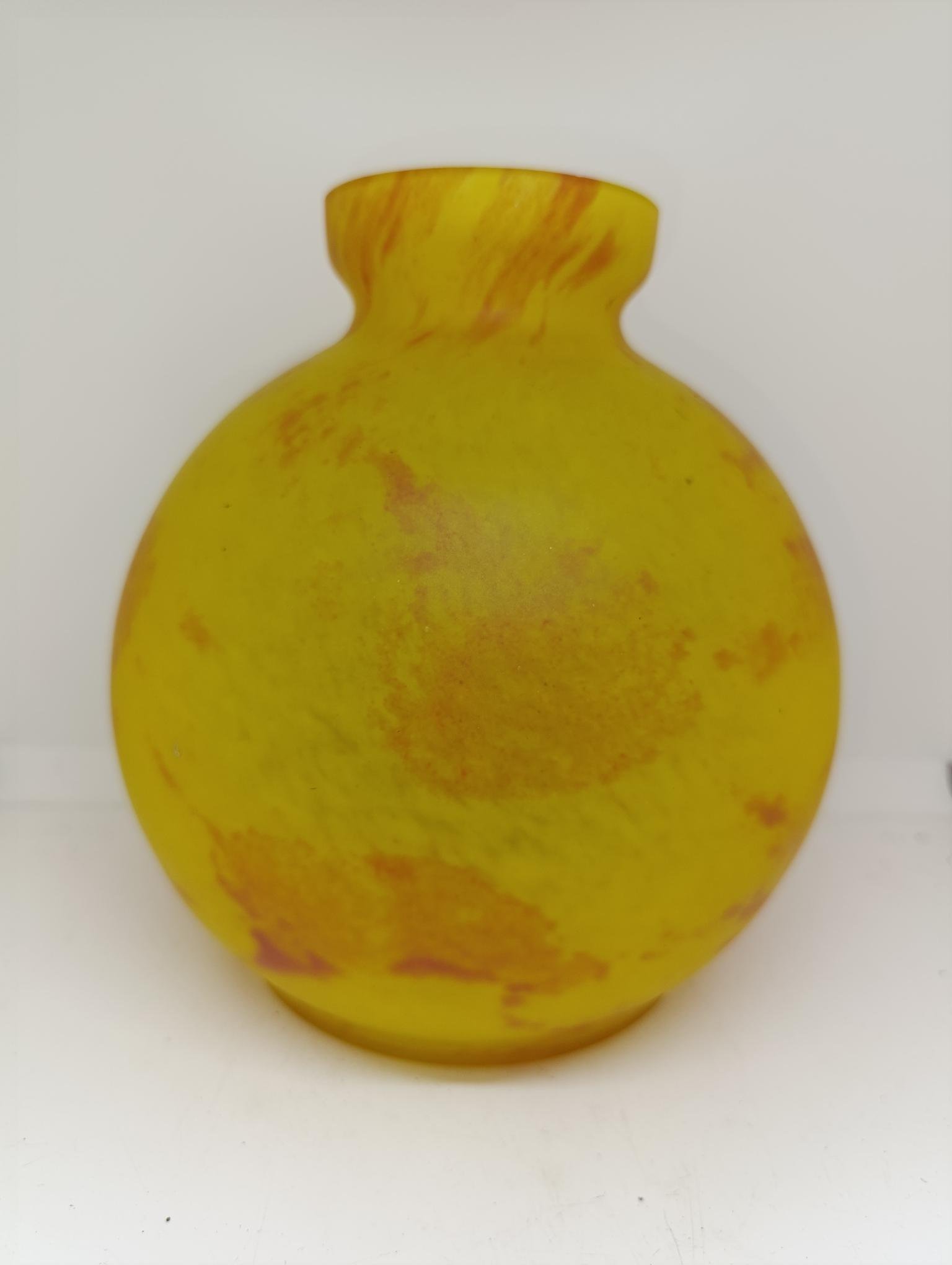 Vase rond vintage en verre jaune nuagé