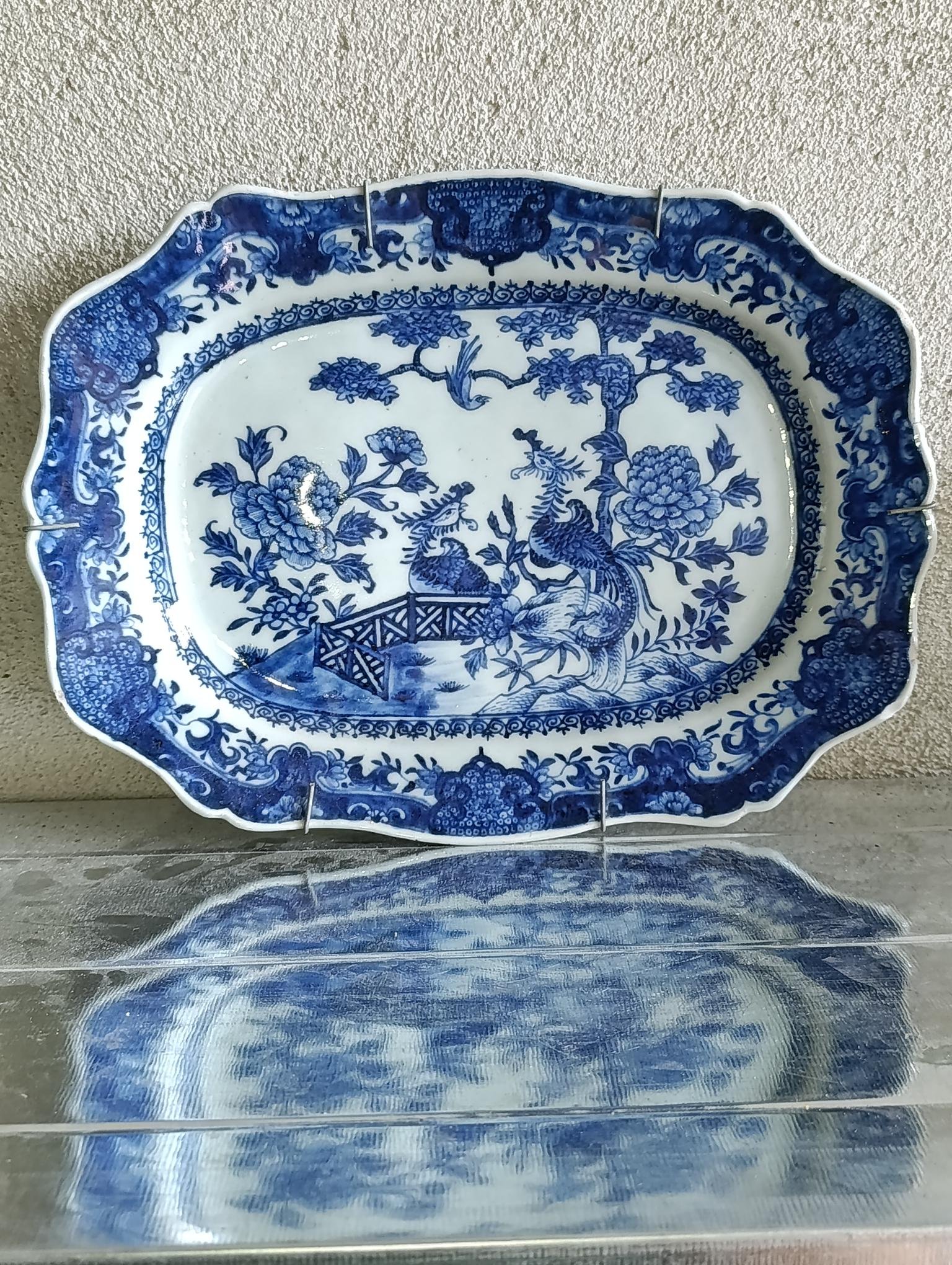 Plat bleu et blanc vendu