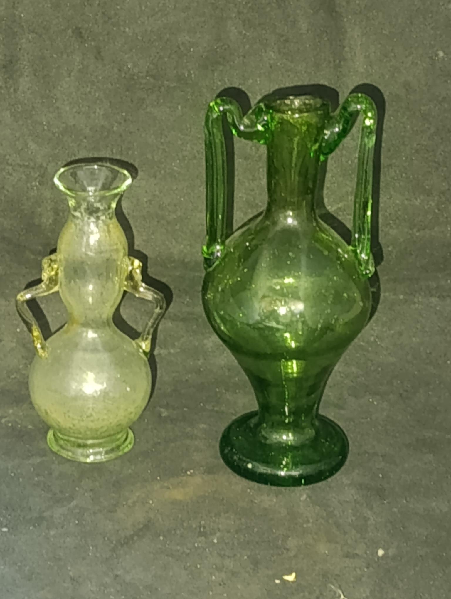 Deux vases en verre vendus